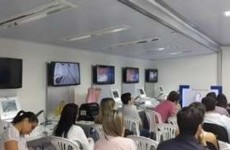 Profissionais de saúde participam de treinamento em videocirurgias